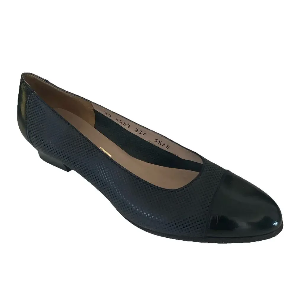 Salvatore Ferragamo Pump Black Textured Leather Almond Cap Toe Block Heel 5.5 B